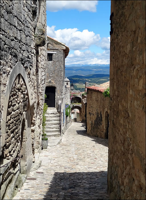 Pierre Cardin collectionne les maisons dun village. Et a ne plait pas  tout le monde !