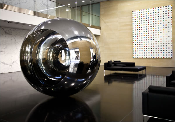 Turning the World Upside Down III, 1996 (Anish Kapoor) et Biotin-Maleimide, 1995 (Damien Hirst), Deutsche Bank Art Collection