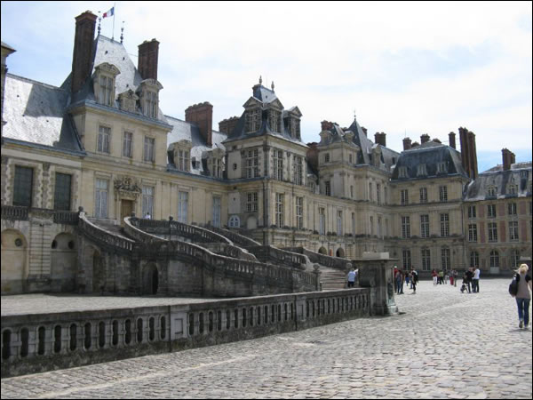 vnement majeur pour les collectionneurs : le Festival de l'histoire de l'art au chteau de Fontainebleau